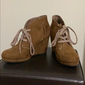 Practically brand new 4 inch ankle boots. 💕